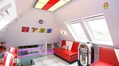 Двухэтажная детская для юной художницы: внизу - сон и отдых, наверху - дискотеки и творчество 06.06.2015