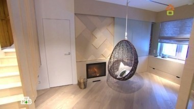 Гостиная с висячей мебелью и лестницей для семьи с тремя маленькими детьми 21.02.2016