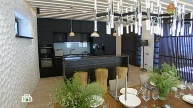 Кухня с мятой стеной и барными стульями 04.04.2015