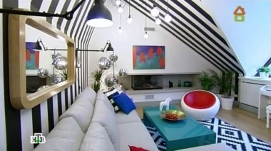 Мансарда-гостиная с клавишами рояля, палитрой художника и шлемами астронавтов  18.04.2015