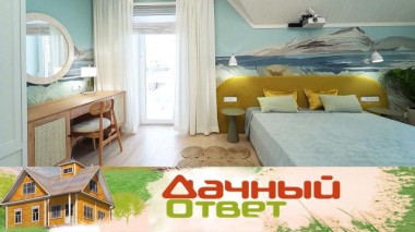 Морской бриз, песочные оттенки и ротанг в спальне с необычной расстановкой мебели 02.03.2024