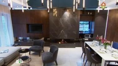 Незаметная кухня в пышной гостиной с синими стенами и черными дверьми 08.10.2016