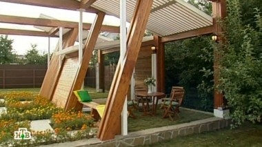 Обстановка вокруг парковки: гараж, мастерская, вольеры для собак и цветочная поляна 12.07.2013