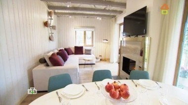 Открытая кухня с каменными орнаментами и часами из музыкальных инструментов 20.05.2017