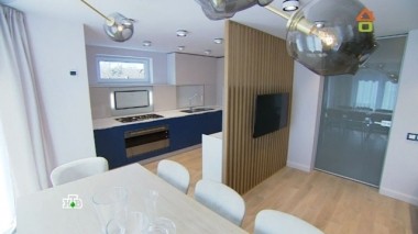 Просторная кухня с функциональными нишами и стеной с папоротником 13.05.2017