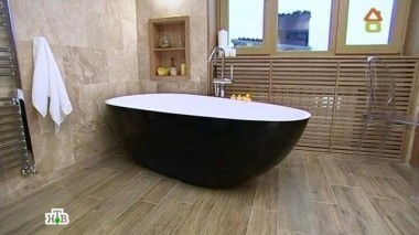 Просторная ванная с тремя раковинами и коврами из живых растений 05.12.2014