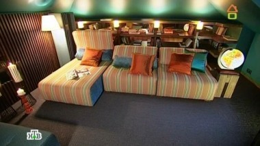 Сине-бирюзовая мансарда с вытянутым камином и восточными узорами 22.03.2014