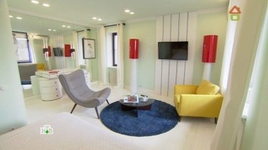 Спальня и зона отдыха в пространстве со сглаженными углами и зеркальной стеной 27.05.2017