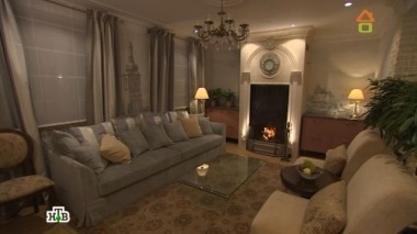 Светлая гостиная с пражскими мотивами, камином, фонарем и кованой скамейкой 09.04.2016