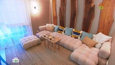 Теплая гостиная с камином в стеллаже, войлоком на стенах и диваном-дастарханом 13.12.2015