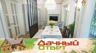 Теплая веранда с большим столом, потайной лестницей, колоритной печкой и рельефными стенами 08.10.2017