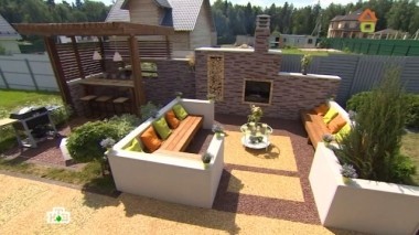 Участок с архитектурным бетоном, камнями и растениями классических форм 02.07.2016