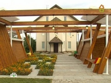 Вокруг парковки: гараж, мастерская, вольеры для собак и цветочная поляна 18.08.2012