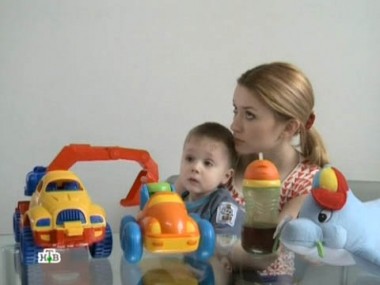 Муж выгоняет жену с маленьким ребенком из дома 15.04.2012