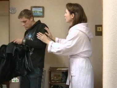 В семье конфликт: мать ревнует единственного сына к его девушке 03.09.2012