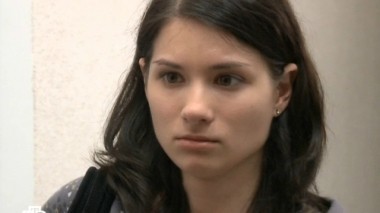 За спиной отца дочь захотела избавиться от сводной сестры и выгнала ее из дома 30.06.2013