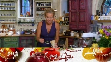 Ароматный цыпленок по-грузински, пирог с грушами и марципаном и салат из помидоров с сулугуни 31.08.2018