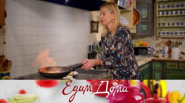 Блинчики с куриной печенью и анчоусами под соусом бешамель, салат из свежих овощей и блины фламбе 15.03.2024