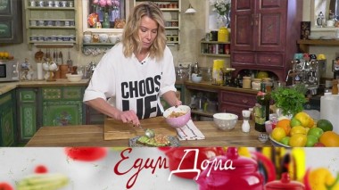 Блинный корж с вишневым соусом, тартар из семги с авокадо, свинина на ребрышках 27.02.2020