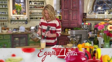 Булочки с ванильным кремом и голубикой, говяжьи колбаски, салат из шпината 05.03.2020