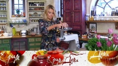 Бургеры на черных булочках, медовый тарт с ежевикой и пикантный салат из цикория и яблока 19.05.2018