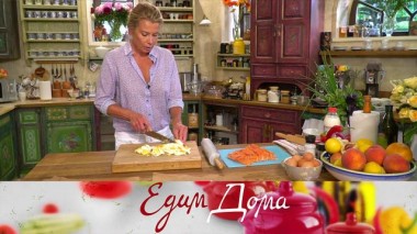 700-й выпуск: персики в розмариновом сиропе, кулебяка с семгой и рисом, салат с черри, авокадо и оливками 10.09.2020