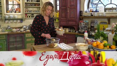 Куриные бедрышки с беконом, быстрый торт со сгущенкой, салат из чечевицы со свеклой, фетой и руколой 26.05.2021