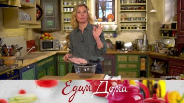 Панна котта с карамельным соусом, кукурузный хлеб на кефире с зеленью, куриные медальоны на подушке из помидоров 28.04.2022