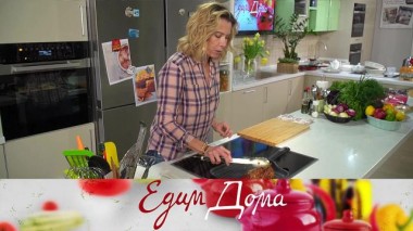 Сдобные булочки с изюмом и вяленой клюквой, ростбиф, салат из свеклы с крутонами 21.04.2021