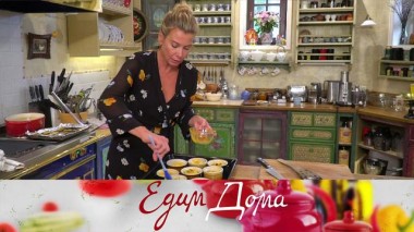 Сдобные булочки со сливами, форель на подушке из листьев салата и клюквой, спагетти в томатном соусе 11.11.2020