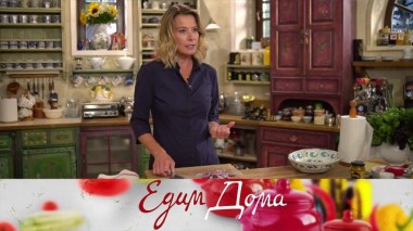 Семга с шалотом и каперсами, теплый салат из перловки с копченым сыром, шпинатом и орехами, шоколадный пирог с черносливом 03.11.2021