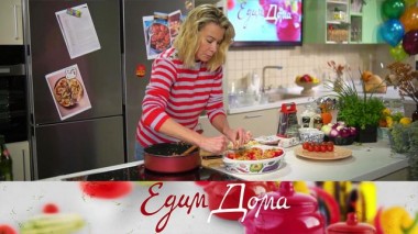 Сладкий перец, фаршированный индейкой и сулугуни, салат из битых огурцов, сдобная косичка с корицей 04.02.2022