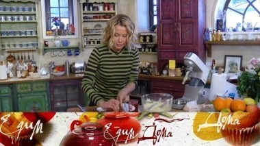 Малиновый кекс с секретом, равиоли с творогом и куриные бедрышки с овощами и сыром 21.04.2018