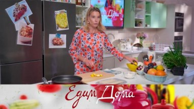 Миндальный пирог со сливами и фисташками, камбала с жареными кабачками, салат с авокадо и креветками 24.10.2024