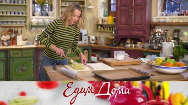 Простой пирог с пореем, зеленым луком и сыром, мороженое с имбирными цукатами, семга под сырно-ореховой корочкой 06.03.2025