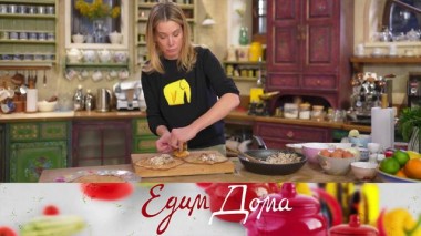 Салат с курицей, фенхелем, яблоком и фисташками, блины с шампиньонами и тимьяном, блины с апельсиновым соусом 28.02.2025