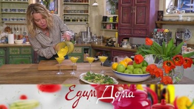 Слоеный пирог с курицей и цесаркой, киноа с авокадо и редисом, панна котта из манго 23.04.2020