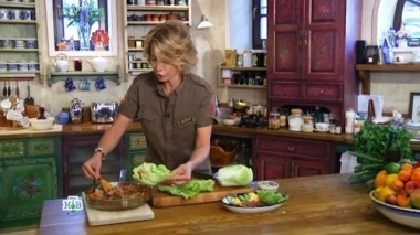 Ягодный творожник, курица в листьях салата, рисовый салат с абрикосами, щавелем и фисташками 03.06.2017