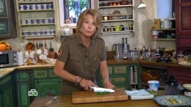 Яйца с летним салатом и сметанной заправкой, сырные палочки и вафли из бриоши с клубникой 10.06.2017