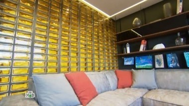 Кухня для четырех хозяек со стенами из цветных стеклянных кирпичей 08.04.2017