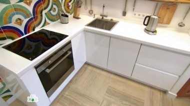 Кухня внутри резной беседки на морском побережье 15.10.2016