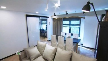 Многофункциональная кухня-столовая с природными фактурами и дизайнерским освещением 20.05.2017