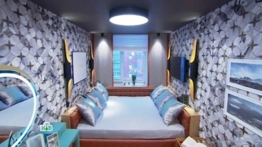 Серая гамма и мраморный узор в спальне шириной с грузовой лифт 04.02.2017