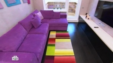 Светлая гостиная с черным полом, открытыми полками и летней верандой вместо лоджии 18.03.2016