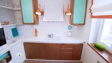 Светлая кухня с сочными акцентами и скрытой цветной подсветкой 24.02.2017