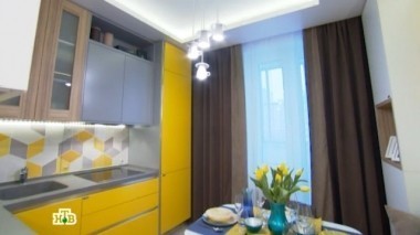 Уютная кухня-столовая с чайным сервизом под потолком 03.12.2016