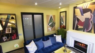 Яркая гостиная с камином и причудливыми орнаментами для необычной семьи 01.07.2017