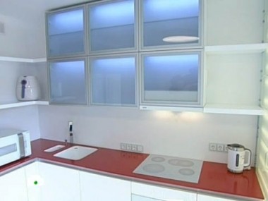 Яркое решение для белой кухни 02.08.2012