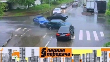 Аномальный перекресток, как пудрят мозги в автосалонах, дети на велосипедах и езда без номеров 04.07.2015