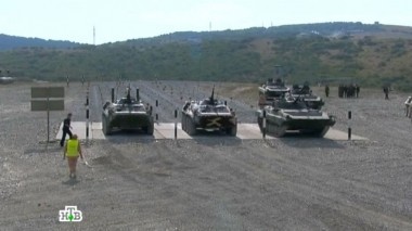 Прыжок с парашютом точно в цель и эстафета бронетехники 28.10.2016